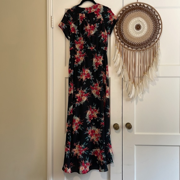 Charlotte Russe V-Neck Floral Maxi - Picture 4 of 6